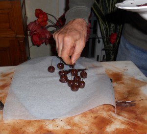 Meline alla grappa tuffate nel cioccolato fondente